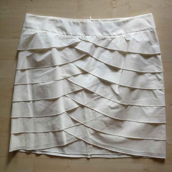 🆕 BCBG size 6 Off White, lightweight Ruffled, Zip Up Mini Skirt - Picture 1 of 9